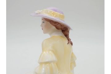 イギリス　COALPORT(コールポート)　淡い彩色が美しいフィギュリン3点セット(Loretta、Carla、Ladies of Fashion Strawberry Fayre、女性、貴婦人、置物、ディスプレイ、英国)(R-081210)