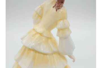 イギリス　COALPORT(コールポート)　淡い彩色が美しいフィギュリン3点セット(Loretta、Carla、Ladies of Fashion Strawberry Fayre、女性、貴婦人、置物、ディスプレイ、英国)(R-081210)
