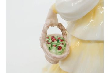 イギリス　COALPORT(コールポート)　淡い彩色が美しいフィギュリン3点セット(Loretta、Carla、Ladies of Fashion Strawberry Fayre、女性、貴婦人、置物、ディスプレイ、英国)(R-081210)