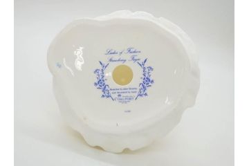 イギリス　COALPORT(コールポート)　淡い彩色が美しいフィギュリン3点セット(Loretta、Carla、Ladies of Fashion Strawberry Fayre、女性、貴婦人、置物、ディスプレイ、英国)(R-081210)