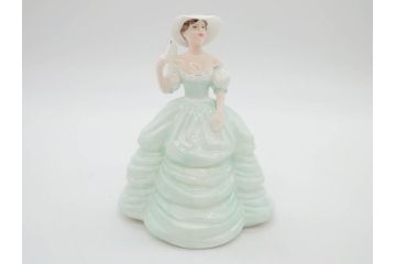 イギリス　COALPORT(コールポート)　淡い彩色が美しいフィギュリン3点セット(Loretta、Carla、Ladies of Fashion Strawberry Fayre、女性、貴婦人、置物、ディスプレイ、英国)(R-081210)