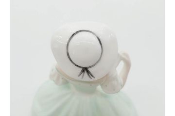 イギリス　COALPORT(コールポート)　淡い彩色が美しいフィギュリン3点セット(Loretta、Carla、Ladies of Fashion Strawberry Fayre、女性、貴婦人、置物、ディスプレイ、英国)(R-081210)