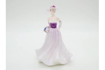 イギリス　COALPORT(コールポート)　淡い彩色が美しいフィギュリン3点セット(Loretta、Carla、Ladies of Fashion Strawberry Fayre、女性、貴婦人、置物、ディスプレイ、英国)(R-081210)