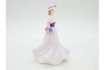 イギリス　COALPORT(コールポート)　淡い彩色が美しいフィギュリン3点セット(Loretta、Carla、Ladies of Fashion Strawberry Fayre、女性、貴婦人、置物、ディスプレイ、英国)(R-081210)
