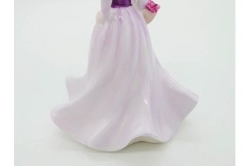 イギリス　COALPORT(コールポート)　淡い彩色が美しいフィギュリン3点セット(Loretta、Carla、Ladies of Fashion Strawberry Fayre、女性、貴婦人、置物、ディスプレイ、英国)(R-081210)