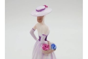 イギリス　COALPORT(コールポート)　淡い彩色が美しいフィギュリン3点セット(Loretta、Carla、Ladies of Fashion Strawberry Fayre、女性、貴婦人、置物、ディスプレイ、英国)(R-081210)