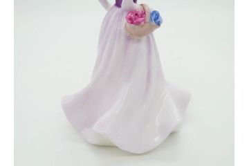 イギリス　COALPORT(コールポート)　淡い彩色が美しいフィギュリン3点セット(Loretta、Carla、Ladies of Fashion Strawberry Fayre、女性、貴婦人、置物、ディスプレイ、英国)(R-081210)