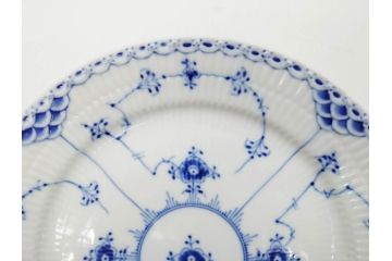 デンマーク　ROYAL COPENHAGEN(ロイヤルコペンハーゲン)　ブルーフルーテッド ハーフレース　(大)約25cm　(小)約19cm　繊細な絵付けが可愛らしいプレート3枚セット(大皿、中皿、洋食器、北欧)(R-081212)
