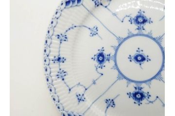 デンマーク　ROYAL COPENHAGEN(ロイヤルコペンハーゲン)　ブルーフルーテッド ハーフレース　(大)約25cm　(小)約19cm　繊細な絵付けが可愛らしいプレート3枚セット(大皿、中皿、洋食器、北欧)(R-081212)