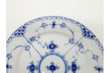 デンマーク　ROYAL COPENHAGEN(ロイヤルコペンハーゲン)　ブルーフルーテッド ハーフレース　(大)約25cm　(小)約19cm　繊細な絵付けが可愛らしいプレート3枚セット(大皿、中皿、洋食器、北欧)(R-081212)