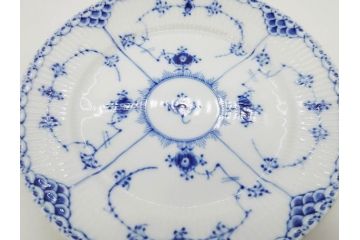 デンマーク　ROYAL COPENHAGEN(ロイヤルコペンハーゲン)　ブルーフルーテッド ハーフレース　(大)約25cm　(小)約19cm　繊細な絵付けが可愛らしいプレート3枚セット(大皿、中皿、洋食器、北欧)(R-081212)