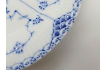 デンマーク　ROYAL COPENHAGEN(ロイヤルコペンハーゲン)　ブルーフルーテッド ハーフレース　(大)約25cm　(小)約19cm　繊細な絵付けが可愛らしいプレート3枚セット(大皿、中皿、洋食器、北欧)(R-081212)