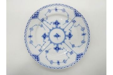 デンマーク　ROYAL COPENHAGEN(ロイヤルコペンハーゲン)　ブルーフルーテッド ハーフレース　(大)約25cm　(小)約19cm　繊細な絵付けが可愛らしいプレート3枚セット(大皿、中皿、洋食器、北欧)(R-081212)