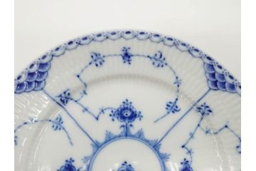 デンマーク　ROYAL COPENHAGEN(ロイヤルコペンハーゲン)　ブルーフルーテッド ハーフレース　(大)約25cm　(小)約19cm　繊細な絵付けが可愛らしいプレート3枚セット(大皿、中皿、洋食器、北欧)(R-081212)