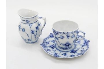 デンマーク　ROYAL COPENHAGEN(ロイヤルコペンハーゲン)　ブルーフルーテッド フルレース カップ&ソーサー/プレイン クリーマー　可憐なデザインに見惚れるC&S・クリーマーセット(コーヒー、デミタス、ミルクポット、ミルクジャー、洋食器、北欧)(R-081229)