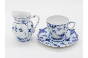 デンマーク　ROYAL COPENHAGEN(ロイヤルコペンハーゲン)　ブルーフルーテッド フルレース カップ&ソーサー/プレイン クリーマー　可憐なデザインに見惚れるC&S・クリーマーセット(コーヒー、デミタス、ミルクポット、ミルクジャー、洋食器、北欧)(R-081229)
