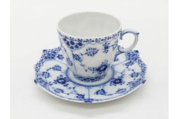 デンマーク　ROYAL COPENHAGEN(ロイヤルコペンハーゲン)　ブルーフルーテッド フルレース カップ&ソーサー/プレイン クリーマー　可憐なデザインに見惚れるC&S・クリーマーセット(コーヒー、デミタス、ミルクポット、ミルクジャー、洋食器、北欧)(R-081229)