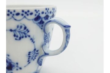 デンマーク　ROYAL COPENHAGEN(ロイヤルコペンハーゲン)　ブルーフルーテッド フルレース カップ&ソーサー/プレイン クリーマー　可憐なデザインに見惚れるC&S・クリーマーセット(コーヒー、デミタス、ミルクポット、ミルクジャー、洋食器、北欧)(R-081229)