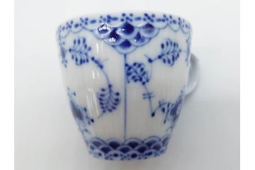 デンマーク　ROYAL COPENHAGEN(ロイヤルコペンハーゲン)　ブルーフルーテッド フルレース カップ&ソーサー/プレイン クリーマー　可憐なデザインに見惚れるC&S・クリーマーセット(コーヒー、デミタス、ミルクポット、ミルクジャー、洋食器、北欧)(R-081229)