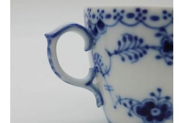 デンマーク　ROYAL COPENHAGEN(ロイヤルコペンハーゲン)　ブルーフルーテッド フルレース カップ&ソーサー/プレイン クリーマー　可憐なデザインに見惚れるC&S・クリーマーセット(コーヒー、デミタス、ミルクポット、ミルクジャー、洋食器、北欧)(R-081229)