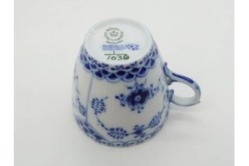 デンマーク　ROYAL COPENHAGEN(ロイヤルコペンハーゲン)　ブルーフルーテッド フルレース カップ&ソーサー/プレイン クリーマー　可憐なデザインに見惚れるC&S・クリーマーセット(コーヒー、デミタス、ミルクポット、ミルクジャー、洋食器、北欧)(R-081229)