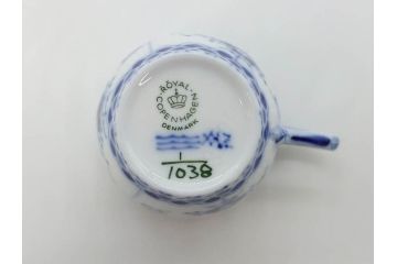 デンマーク　ROYAL COPENHAGEN(ロイヤルコペンハーゲン)　ブルーフルーテッド フルレース カップ&ソーサー/プレイン クリーマー　可憐なデザインに見惚れるC&S・クリーマーセット(コーヒー、デミタス、ミルクポット、ミルクジャー、洋食器、北欧)(R-081229)
