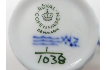 デンマーク　ROYAL COPENHAGEN(ロイヤルコペンハーゲン)　ブルーフルーテッド フルレース カップ&ソーサー/プレイン クリーマー　可憐なデザインに見惚れるC&S・クリーマーセット(コーヒー、デミタス、ミルクポット、ミルクジャー、洋食器、北欧)(R-081229)