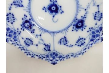 デンマーク　ROYAL COPENHAGEN(ロイヤルコペンハーゲン)　ブルーフルーテッド フルレース カップ&ソーサー/プレイン クリーマー　可憐なデザインに見惚れるC&S・クリーマーセット(コーヒー、デミタス、ミルクポット、ミルクジャー、洋食器、北欧)(R-081229)