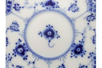デンマーク　ROYAL COPENHAGEN(ロイヤルコペンハーゲン)　ブルーフルーテッド フルレース カップ&ソーサー/プレイン クリーマー　可憐なデザインに見惚れるC&S・クリーマーセット(コーヒー、デミタス、ミルクポット、ミルクジャー、洋食器、北欧)(R-081229)