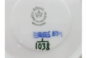 デンマーク　ROYAL COPENHAGEN(ロイヤルコペンハーゲン)　ブルーフルーテッド フルレース カップ&ソーサー/プレイン クリーマー　可憐なデザインに見惚れるC&S・クリーマーセット(コーヒー、デミタス、ミルクポット、ミルクジャー、洋食器、北欧)(R-081229)