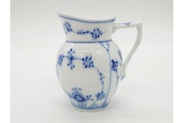 デンマーク　ROYAL COPENHAGEN(ロイヤルコペンハーゲン)　ブルーフルーテッド フルレース カップ&ソーサー/プレイン クリーマー　可憐なデザインに見惚れるC&S・クリーマーセット(コーヒー、デミタス、ミルクポット、ミルクジャー、洋食器、北欧)(R-081229)