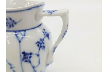 デンマーク　ROYAL COPENHAGEN(ロイヤルコペンハーゲン)　ブルーフルーテッド フルレース カップ&ソーサー/プレイン クリーマー　可憐なデザインに見惚れるC&S・クリーマーセット(コーヒー、デミタス、ミルクポット、ミルクジャー、洋食器、北欧)(R-081229)