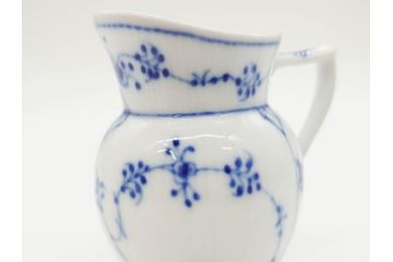 デンマーク　ROYAL COPENHAGEN(ロイヤルコペンハーゲン)　ブルーフルーテッド フルレース カップ&ソーサー/プレイン クリーマー　可憐なデザインに見惚れるC&S・クリーマーセット(コーヒー、デミタス、ミルクポット、ミルクジャー、洋食器、北欧)(R-081229)