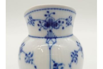 デンマーク　ROYAL COPENHAGEN(ロイヤルコペンハーゲン)　ブルーフルーテッド フルレース カップ&ソーサー/プレイン クリーマー　可憐なデザインに見惚れるC&S・クリーマーセット(コーヒー、デミタス、ミルクポット、ミルクジャー、洋食器、北欧)(R-081229)