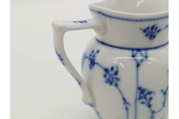 デンマーク　ROYAL COPENHAGEN(ロイヤルコペンハーゲン)　ブルーフルーテッド フルレース カップ&ソーサー/プレイン クリーマー　可憐なデザインに見惚れるC&S・クリーマーセット(コーヒー、デミタス、ミルクポット、ミルクジャー、洋食器、北欧)(R-081229)