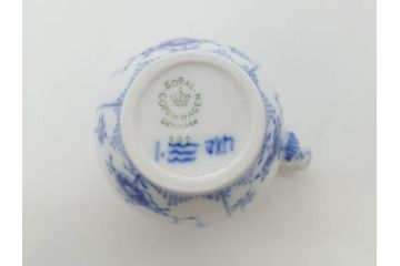 デンマーク　ROYAL COPENHAGEN(ロイヤルコペンハーゲン)　ブルーフルーテッド フルレース カップ&ソーサー/プレイン クリーマー　可憐なデザインに見惚れるC&S・クリーマーセット(コーヒー、デミタス、ミルクポット、ミルクジャー、洋食器、北欧)(R-081229)