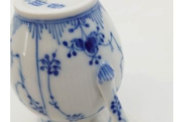 デンマーク　ROYAL COPENHAGEN(ロイヤルコペンハーゲン)　ブルーフルーテッド フルレース カップ&ソーサー/プレイン クリーマー　可憐なデザインに見惚れるC&S・クリーマーセット(コーヒー、デミタス、ミルクポット、ミルクジャー、洋食器、北欧)(R-081229)