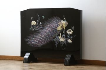 中古　民芸家具　花鳥図　牡丹に蝶　孔雀　梅に雀　見事な螺鈿細工をあしらった漆塗りの衝立て(つい立て、衝い立て、間仕切り、パーテーション、ディスプレイ)(R-081231)