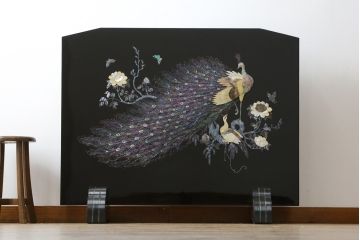中古　民芸家具　花鳥図　牡丹に蝶　孔雀　梅に雀　見事な螺鈿細工をあしらった漆塗りの衝立て(つい立て、衝い立て、間仕切り、パーテーション、ディスプレイ)(R-081231)