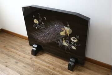 中古　民芸家具　花鳥図　牡丹に蝶　孔雀　梅に雀　見事な螺鈿細工をあしらった漆塗りの衝立て(つい立て、衝い立て、間仕切り、パーテーション、ディスプレイ)(R-081231)
