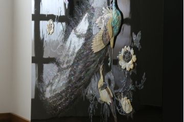 中古　民芸家具　花鳥図　牡丹に蝶　孔雀　梅に雀　見事な螺鈿細工をあしらった漆塗りの衝立て(つい立て、衝い立て、間仕切り、パーテーション、ディスプレイ)(R-081231)