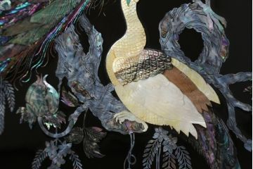 中古　民芸家具　花鳥図　牡丹に蝶　孔雀　梅に雀　見事な螺鈿細工をあしらった漆塗りの衝立て(つい立て、衝い立て、間仕切り、パーテーション、ディスプレイ)(R-081231)