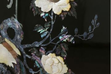中古　民芸家具　花鳥図　牡丹に蝶　孔雀　梅に雀　見事な螺鈿細工をあしらった漆塗りの衝立て(つい立て、衝い立て、間仕切り、パーテーション、ディスプレイ)(R-081231)