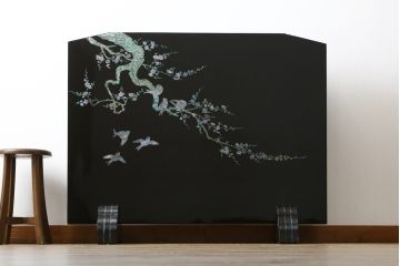 中古　民芸家具　花鳥図　牡丹に蝶　孔雀　梅に雀　見事な螺鈿細工をあしらった漆塗りの衝立て(つい立て、衝い立て、間仕切り、パーテーション、ディスプレイ)(R-081231)