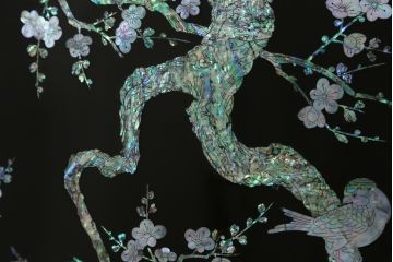 中古　民芸家具　花鳥図　牡丹に蝶　孔雀　梅に雀　見事な螺鈿細工をあしらった漆塗りの衝立て(つい立て、衝い立て、間仕切り、パーテーション、ディスプレイ)(R-081231)
