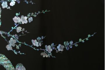 中古　民芸家具　花鳥図　牡丹に蝶　孔雀　梅に雀　見事な螺鈿細工をあしらった漆塗りの衝立て(つい立て、衝い立て、間仕切り、パーテーション、ディスプレイ)(R-081231)