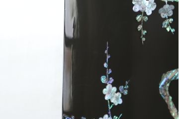 中古　民芸家具　花鳥図　牡丹に蝶　孔雀　梅に雀　見事な螺鈿細工をあしらった漆塗りの衝立て(つい立て、衝い立て、間仕切り、パーテーション、ディスプレイ)(R-081231)