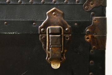 アメリカアンティーク　Butterfield Trunk.CO(バターフィールド社)　ディスプレイにもおすすめのレトロでおしゃれなトランク(船トランク、舟トランク、ブランケットボックス、トランクテーブル、センターテーブル、ローテーブル、サイドテーブル、ディスプレイ雑貨、収納箱、店舗什器)(R-081232)