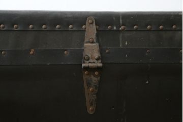 アメリカアンティーク　Butterfield Trunk.CO(バターフィールド社)　ディスプレイにもおすすめのレトロでおしゃれなトランク(船トランク、舟トランク、ブランケットボックス、トランクテーブル、センターテーブル、ローテーブル、サイドテーブル、ディスプレイ雑貨、収納箱、店舗什器)(R-081232)