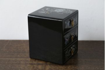 中古　韓国民芸家具　華やかな螺鈿細工と可愛らしいつまみが魅力の小引き出し(小物収納、卓上収納)(R-081233)